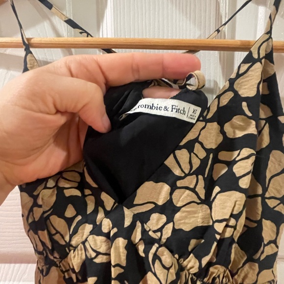 Abercrombie & Fitch Flowy Tiered Maxi Dress - Picture 4 of 5